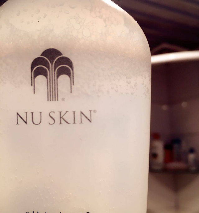 75%酒精可以直接喷皮肤上吗，酒精擦脸可以让皮肤变好吗（含酒精的爽肤水真的不能用吗）