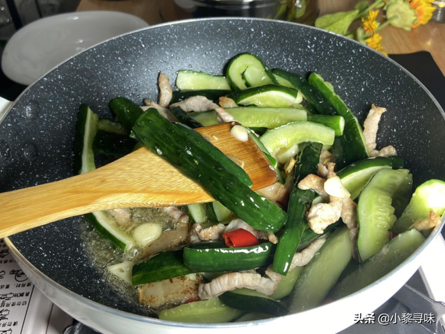 炒黄瓜片的家常做法，土豆片炒黄瓜片的家常做法（黄瓜这样炒实在太好吃了）