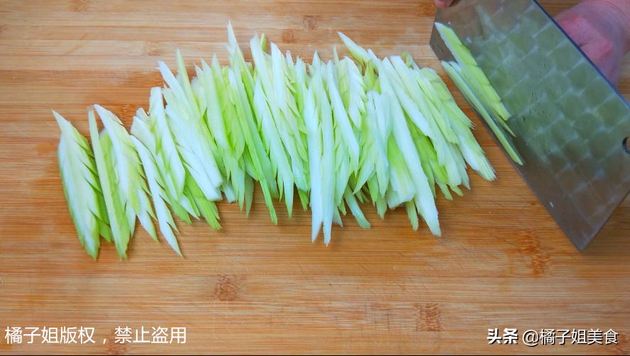 图片[4]-【凉拌芹菜】做法步骤图 不炒不腌制  看着就馋人-起舞食谱网