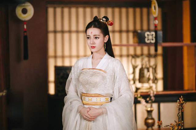 三生三世枕上书叶青缇和凤九什么关系，三生三世枕上书凤九救叶青缇（《枕上书》同样是因凤九而死）