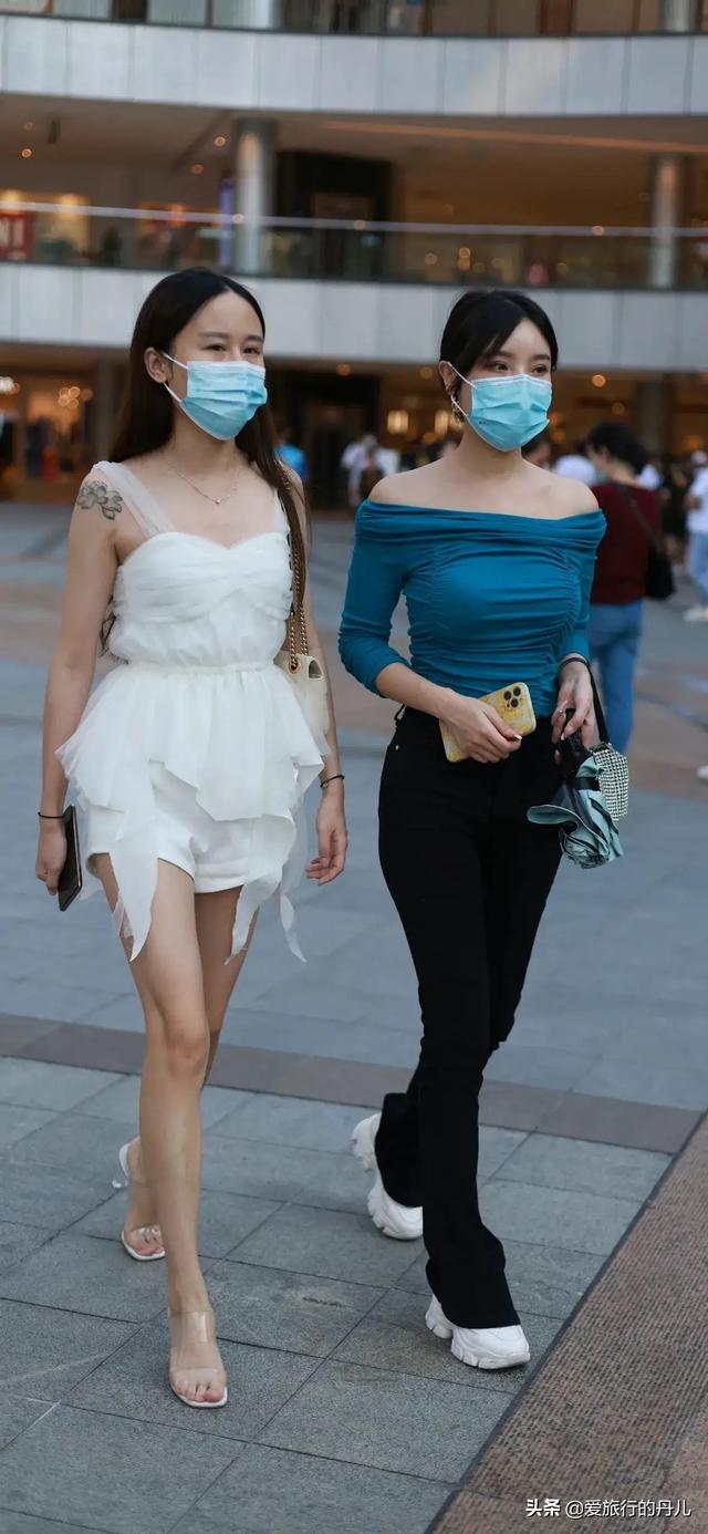 湖蓝色搭配什么颜色好看，湖蓝色搭配什么颜色（湖蓝色露肩上衣搭配黑色休闲裤）