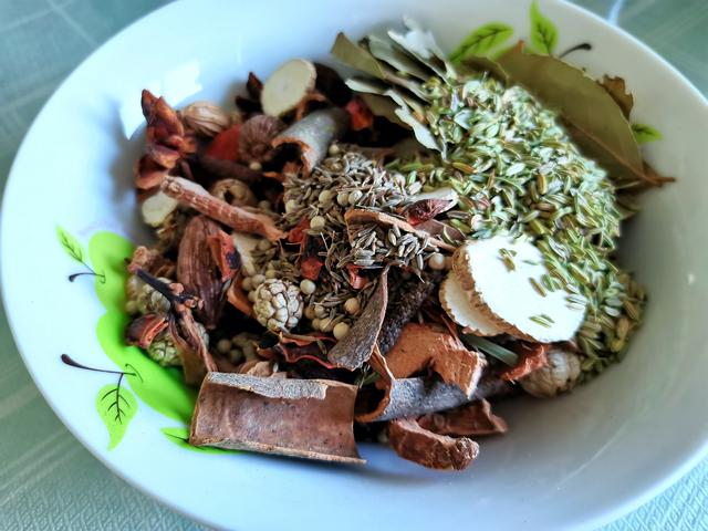 自制五香粉的配方，自制五香粉的做法大全（就是用这些材料磨出来的）