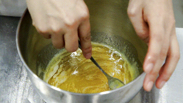 烤箱最简单的饼干做法，家用烤箱烤饼干的做法（烤箱自制曲奇饼干）