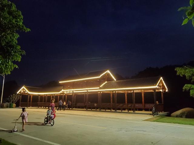茂名露天矿公园建设，茂名露天矿生态公园夜景好美变化好大