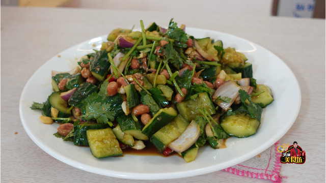 洋葱黄瓜凉拌的做法，凉拌洋葱黄瓜的做法（教你美味的拍黄瓜做法）