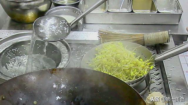 黄豆芽的家常做法，黄豆芽的十种家常做法（厨师长炒个黄豆芽）