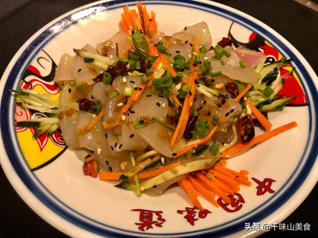 东北大拉皮的凉拌做法用麻酱，凉拌拉皮的家常做法（家常小凉菜凉拌大拉皮）