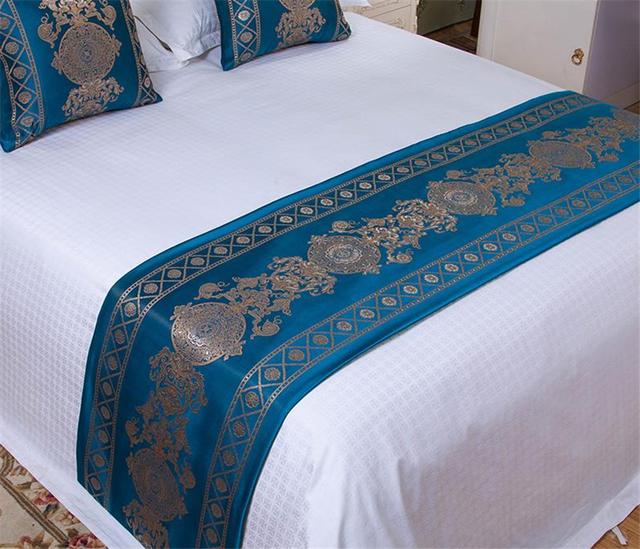 酒店床上一条长条布有什么用，酒店床上的横条布是做什么用的