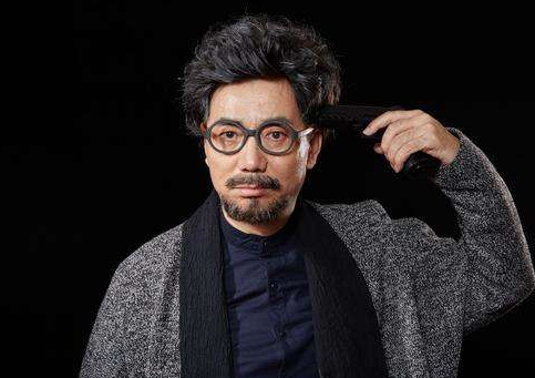 “国家一级演员”范明，33岁娶大6岁2婚总裁，今喜当爷爷超幸福
