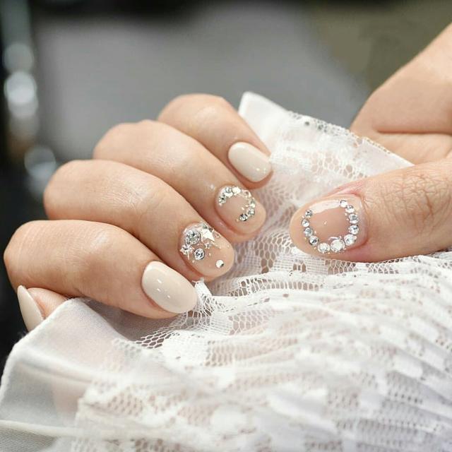 透明指甲油怎么涂好看，指甲涂透明指甲油好不好（赶走夏日炎热怎能少得了它）