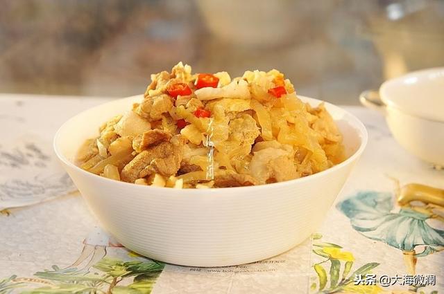 怎样做五花肉炖酸菜冻豆腐，酸菜炖五花肉冻豆腐怎么做（隔三差五来一顿还是吃不够）