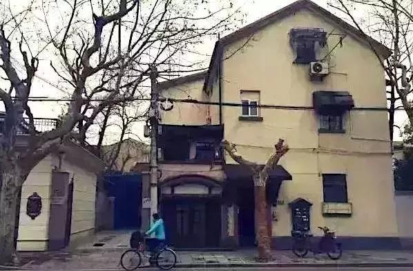 书架背景图 生活在阴沟里依然有向往星空的权利，书架背景图片超清（90岁依旧如同女王）