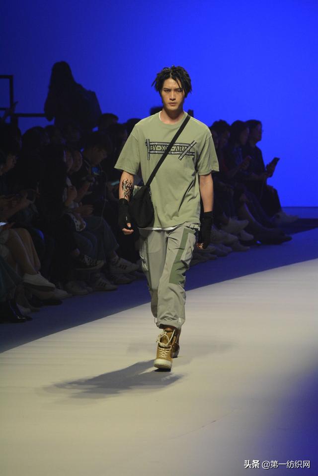 a21是以纯吗，a21 以纯（以纯线上品牌A21登陆春季广东时装周）