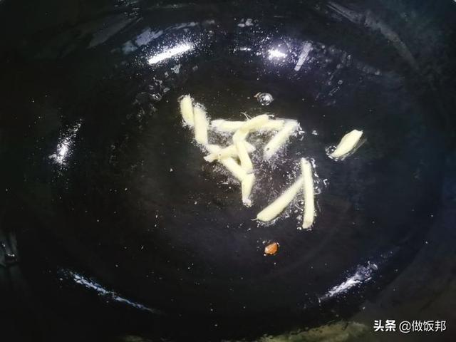 家常炒酸菜，家常炒酸菜的做法（秋天毛豆和酸菜一起炒）