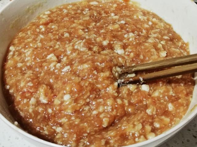 馄饨馅的最佳配方，25年馄饨老店的馅料配方（馄饨馅怎么调好吃又嫩）
