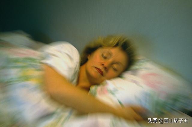 女孩子梦见美女是什么预兆，梦见美女说明什么（梦助人为乐成为别人的女友、梦见巨大的红色鲤鱼）