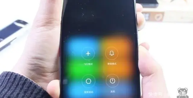 手机密码忘了怎么开锁，手机密码忘了该怎么开锁（维修师傅告诉你按住这里就解开）