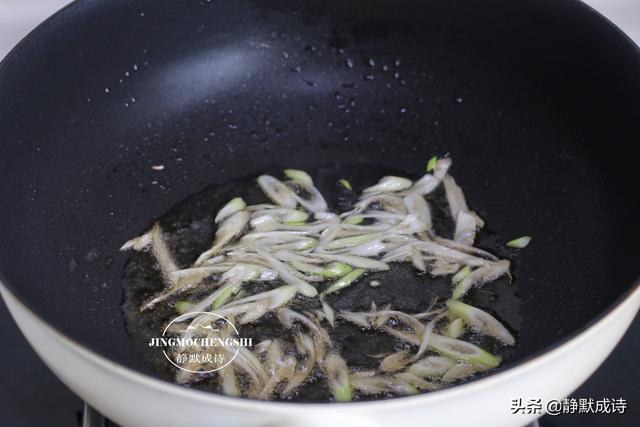 带棱的丝瓜怎么做，带棱角的丝瓜怎么凉拌（8月此菜正当季）