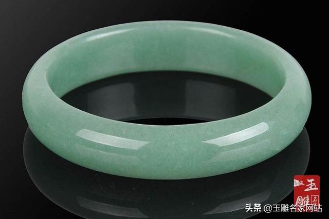 东陵玉手镯的佩戴以及保养，东陵玉手镯戴久了有什么变化（东陵玉手镯值不值得买）