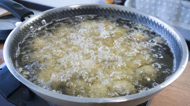 年夜饭怎么做炸货，过年吃的炸货（8道过年必备炸货）