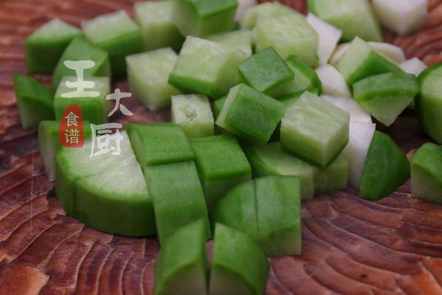 牛肉炖什么好吃，牛肉跟什么煮好吃（牛肉炖萝卜的家常做法）