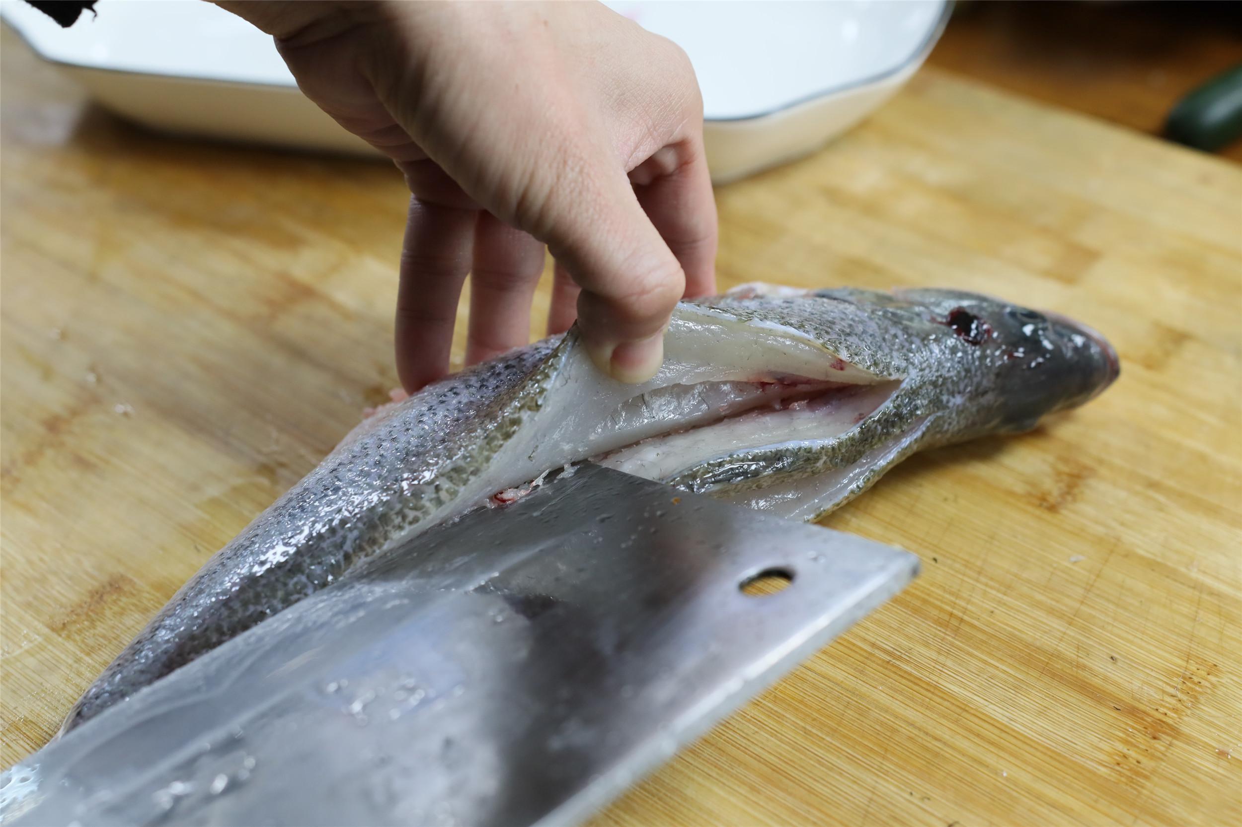 鲈鱼处理干净后(处理方法附后),鱼腥味就会小很多了,用刀沿着鲈鱼中间