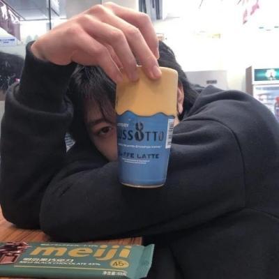 网名男简单气质成熟，简单好听的气质男生网名     一杯清酒当人生微信昵称（清澈刚毅的男生昵称带着点憨憨的帅气）