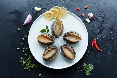 鲍鱼是指人体的哪个部位，人们吃鲍鱼主要是吃它的什么部位（今天要说的是鲍鱼……壳的吃法）