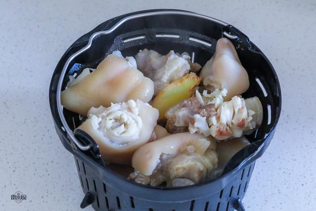 什么炖猪蹄汤好吃又大补，猪蹄别再红烧了