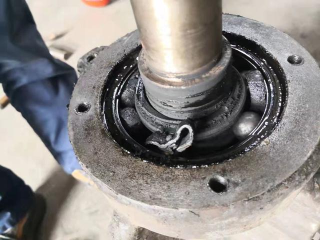 导热油的成分是什么，导热油的成分是什么物质（导热油循环泵轴承保持架损坏分析）