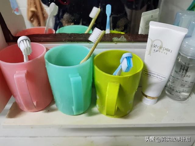 夫妻两地分居要怎样处理感情，如何应对两地分居的感情（长期两地分居的夫妻）