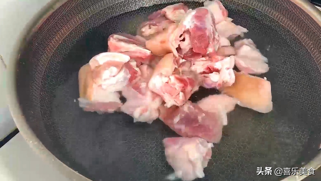 猪脚怎么卤才有嚼劲，猪脚怎么卤才入味好看（卤猪脚这样的家常做法）