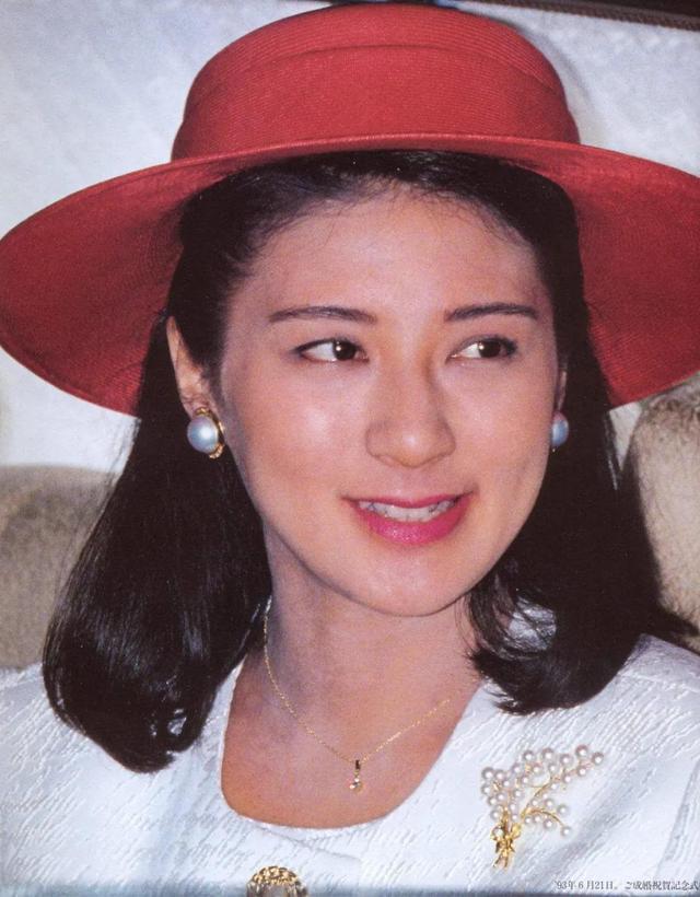 梦见蛇缠腰上是什么意思，梦见蛇缠在腰上（当上皇后也逃脱不了生儿子的压力）