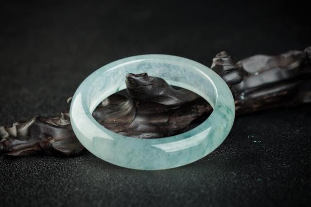 戴玉镯有什么好处，戴玉镯子的好处有哪些（戴玉镯的好处和禁忌大盘点）