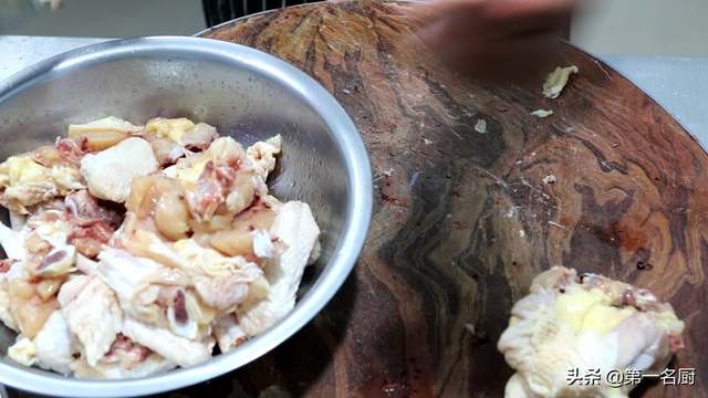 大盘鸡的正宗做法，新疆大盘鸡的正宗做法（厨师长教你大盘鸡正宗做法）