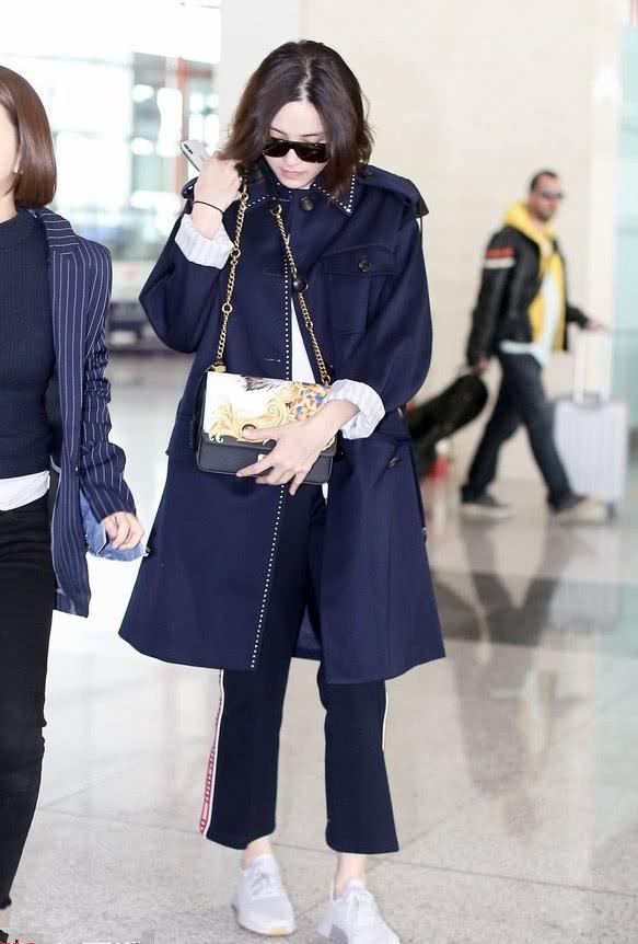 藏青色是什么颜色，藏青色短袖配什么颜色裤子（让你轻松当个时尚博主）