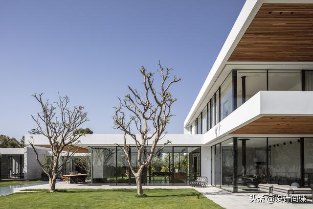 别墅窗帘如何挑选，别墅窗帘如何挑选尺寸（拉开窗帘就能欣赏风景的L型豪宅）