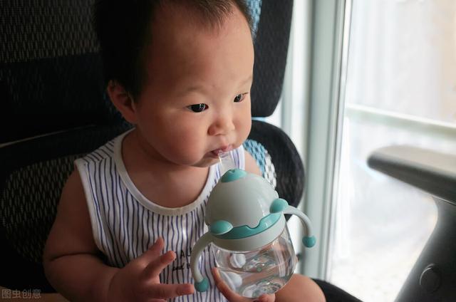 pc可以装开水吗，塑料杯材质pc（塑料水杯装热水会危害身体健康吗）