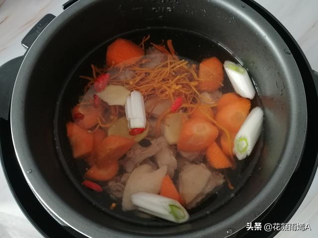 鸭肉煲汤放什么材料好，鸭肉煲汤放什么材料好孕妇吃（鸭肉和它一起炖）