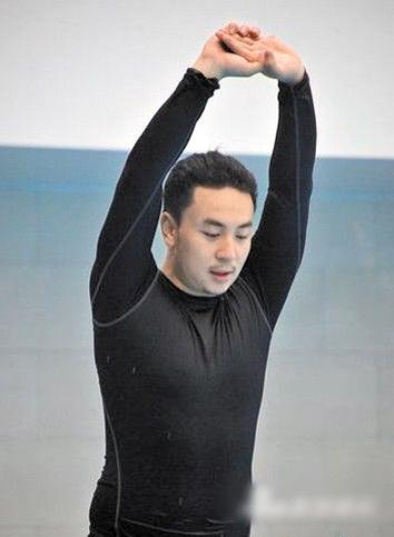 近年来综艺事故及涉及艺人，吴镇宇儿子眼角的伤疤如今还在