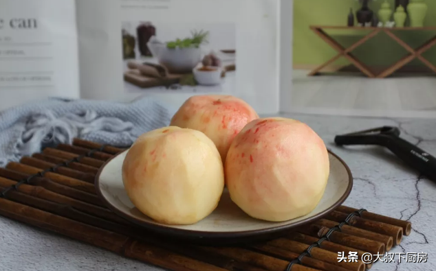 蒸桃子的功效与作用，吃蒸熟的桃子的功效与作用（大叔家的秋季食谱：冰糖水蜜桃）