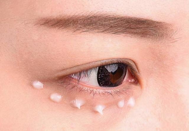 涂抹眼霜的正确方法，眼霜正确涂抹方法（眼霜到底要不要用）