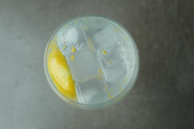 金汤力是什么，汤力水是什么（4种原料把鸡尾酒调成喝不起的样子）