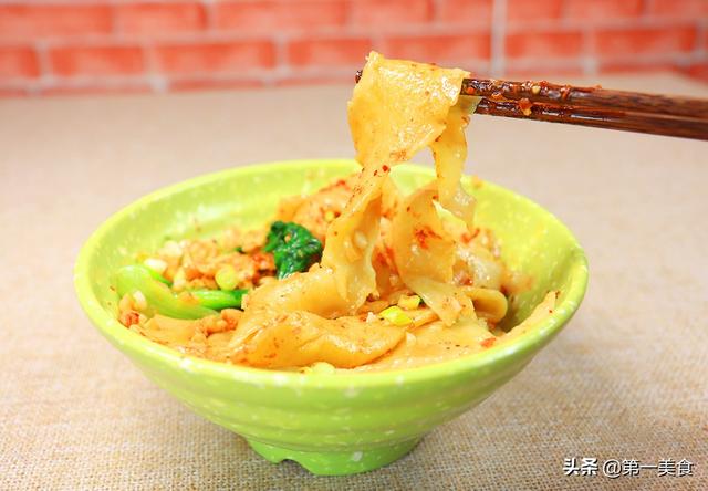 油泼面的家常做法，家常油泼面的做法（厨师长教你油泼面做法）