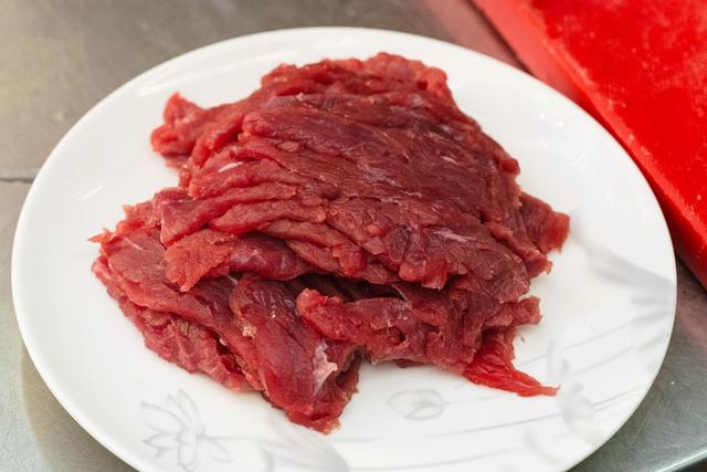 怎样腌制嫩牛肉片，腌制牛肉怎么做才鲜嫩（大厨一招就把牛肉变得又嫩又滑）