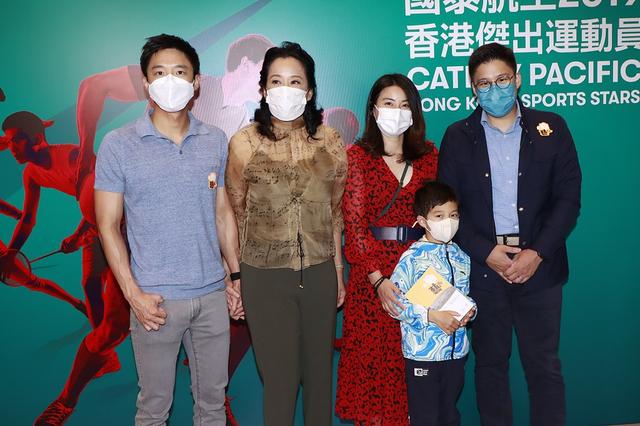 郭晶晶面相图解，郭晶晶面相百年难遇（郭晶晶粘着老公小鸟依人）