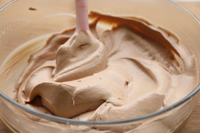 怎样制作好吃又简单的冰淇淋呢，想吃冰淇淋别再出去买