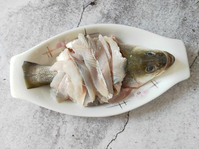 酸辣鲈鱼营养的开胃菜，酸辣焖鲈鱼（鲈鱼别再清蒸了）