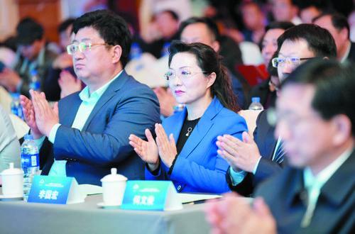 内蒙一朵云是什么意思，一朵云是啥意思（草原飘来一片云——“草原云”在呼和浩特盛装上线）
