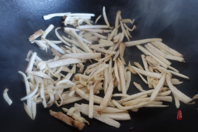 素炒刷把菌的家常做法，炒扫把菌的做法（素炒杏鲍菇虽然是素菜）